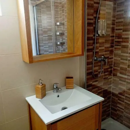 A Pocos Minutos Del Centro Con Parking Gratis En El Edificio Nº Registro Vu-74 *