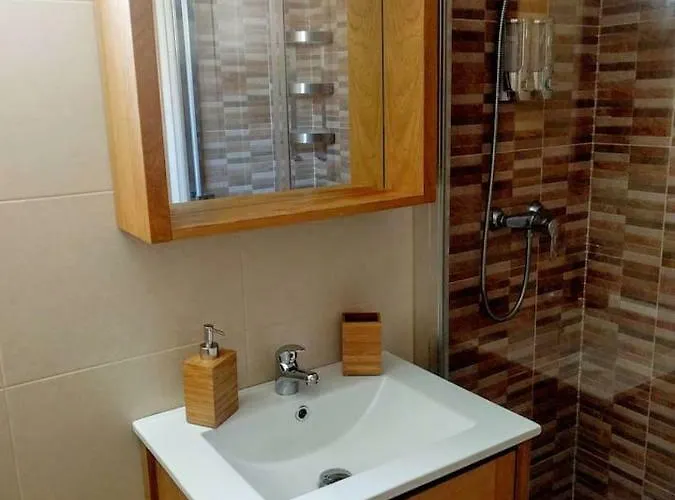 A Pocos Minutos Del Centro Con Parking Gratis En El Edificio Nº Registro Vu-74 *